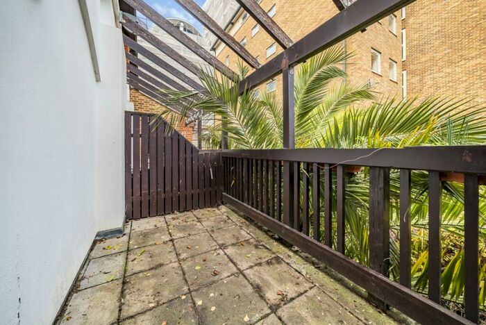 2 Bedroom Apartment To Rent In Boat Lifter Way Surrey Quays, SE16