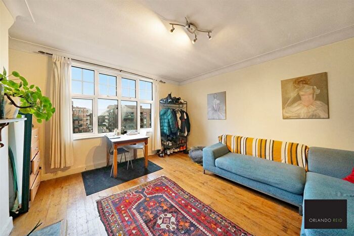 2 Bedroom Flat To Rent In Kings Avenue, London, SW4