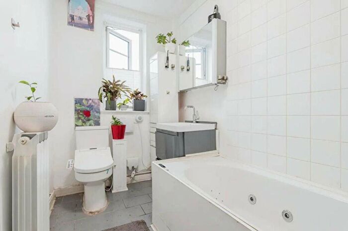 2 Bedroom Flat For Sale In Elmers End Road, Anerley, London, SE20