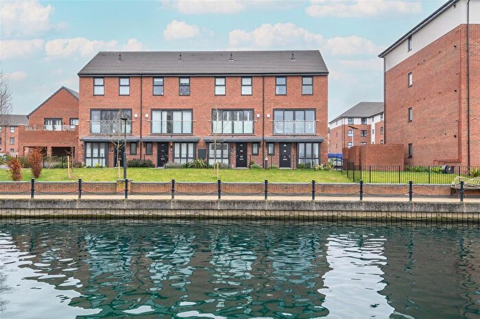 4 Bedroom Town House To Rent In Sparrow Close, Doncaster, DN4