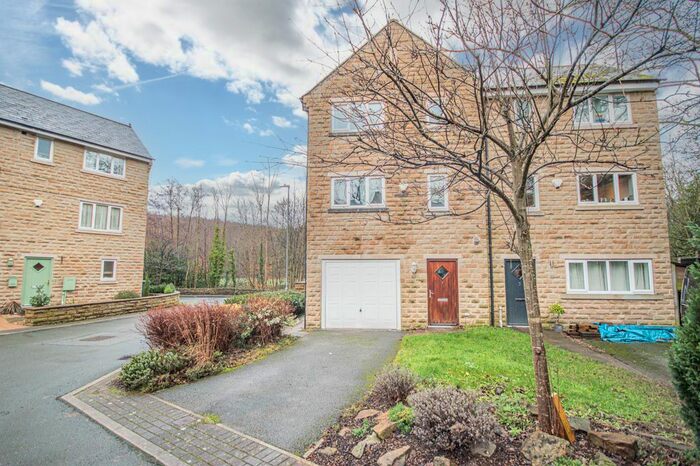 4 Bedroom Town House To Rent In The Waterside, Thongsbridge, Holmfirth, West Yorkshire, HD9