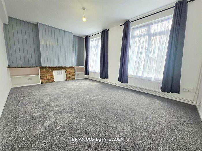 3 Bedroom Flat To Rent In Uxbridge Road, Hayes, UB4