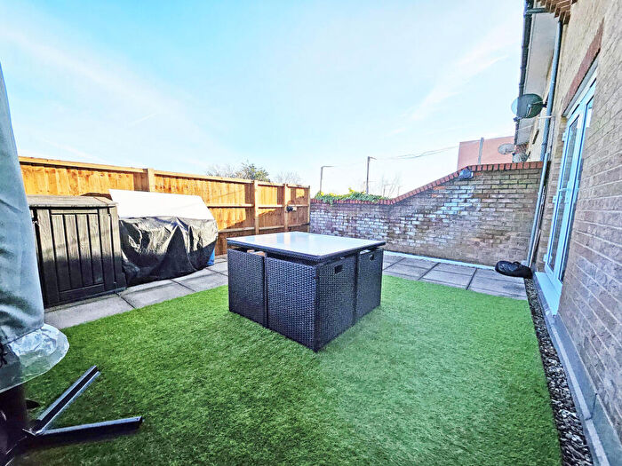 2 Bedroom Apartment To Rent In Ravenings Parade, Ilford, Greater London, IG3