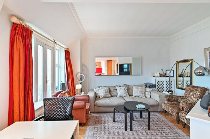 2 Bedroom Flat For Sale In Cornwall Gardens, London, SW7