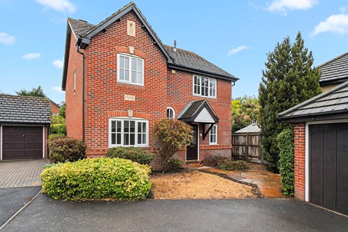 4 Bedroom Detached House For Sale In Pannells Close, Chertsey, KT16