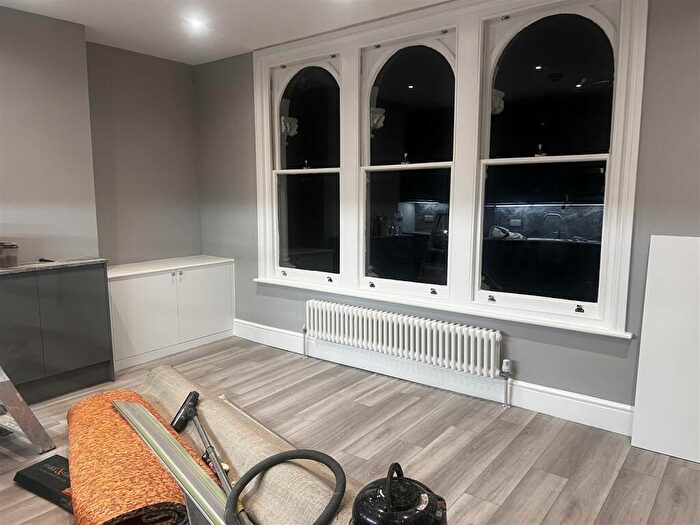 3 Bedroom Flat To Rent In Champion Road, London, SE26