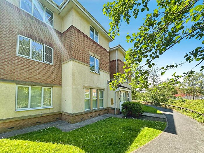 2 Bedroom Apartment For Sale In Greendale Drive, Manchester, M26