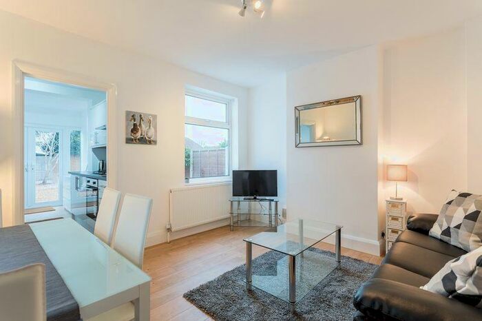 2 Bedroom Semi-Detached Bungalow To Rent In Eastwood Road North, Leigh-On-Sea (Fully Furnished, Short Term Let), SS9