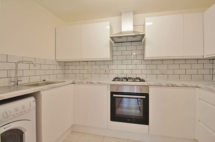 2 Bedroom Flat To Rent In Malting Way, Isleworth, TW7