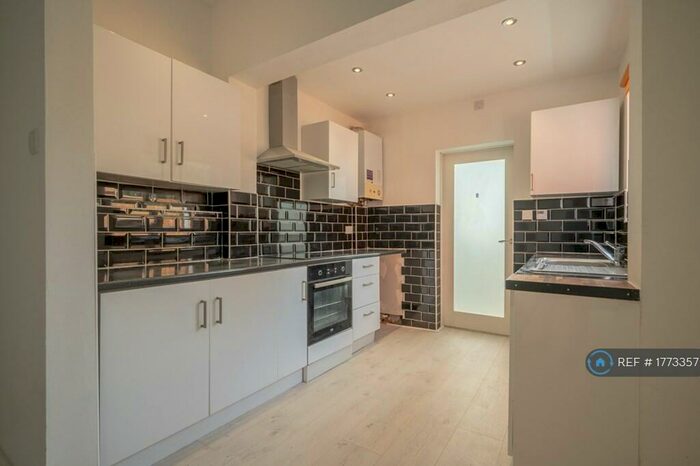 2 Bedroom Flat To Rent In Rochford Avenue, Westcliff-On-Sea, SS0