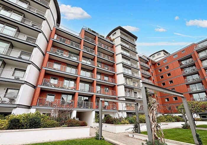 3 Bedroom Flat For Sale In Holland Gardens, Brentford, Middlesex, TW8