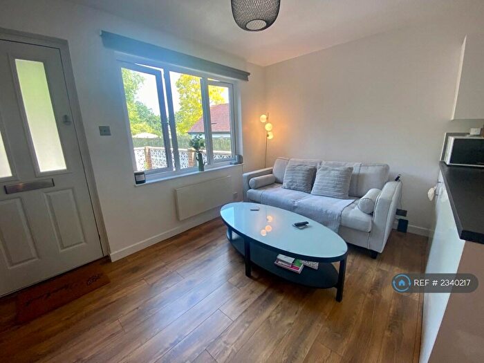 1 Bedroom Flat To Rent In Clovelly Gardens, London, SE19