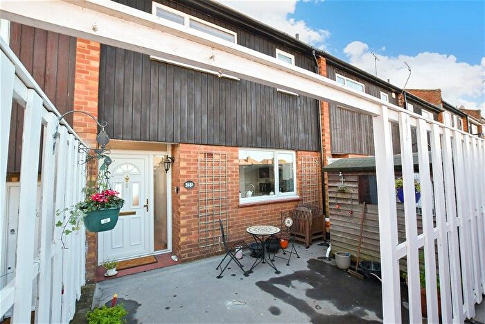 2 Bedroom Maisonette For Sale In Hutton Road, Brentwood, Essex, CM15