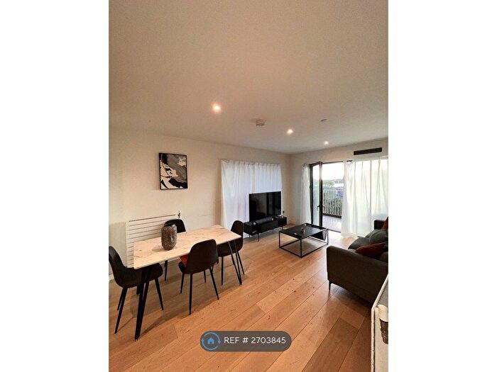 2 Bedroom Flat To Rent In Chatsworth House, London, E16