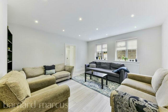 3 Bedroom Apartment To Rent In Hersham Road, Walton-On-Thames, KT12