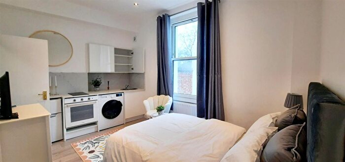 Studio To Rent In Holland Road, London, W14
