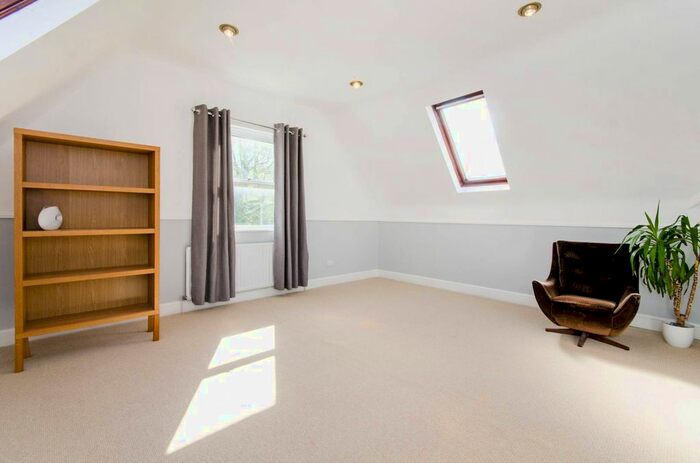 2 Bedroom Flat To Rent In Valley Road, Streatham, London, SW16