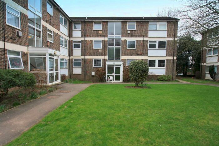 2 Bedroom Flat To Rent In Pine Lodge, Tonbridge Road, Maidstone, Kent, ME16