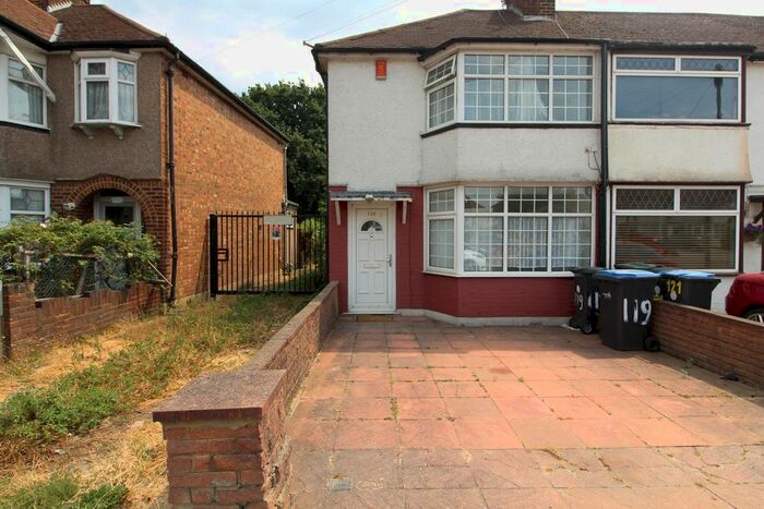 2 Bedroom Property To Rent In Chatsworth Drive, Enfield, EN1