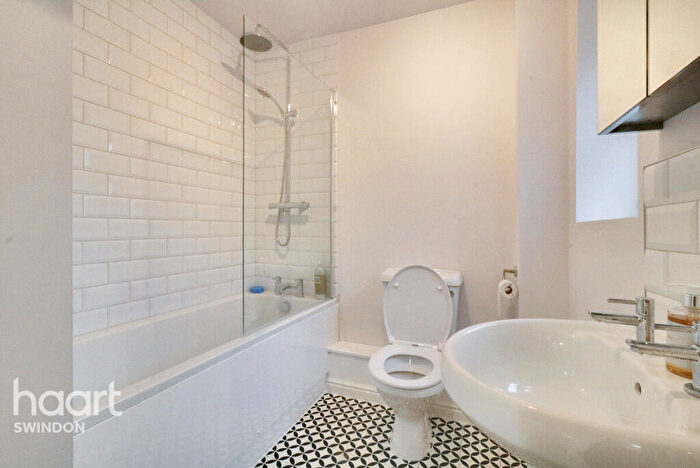 2 Bedroom Apartment To Rent In Lynmouth Road, Swindon, SN2