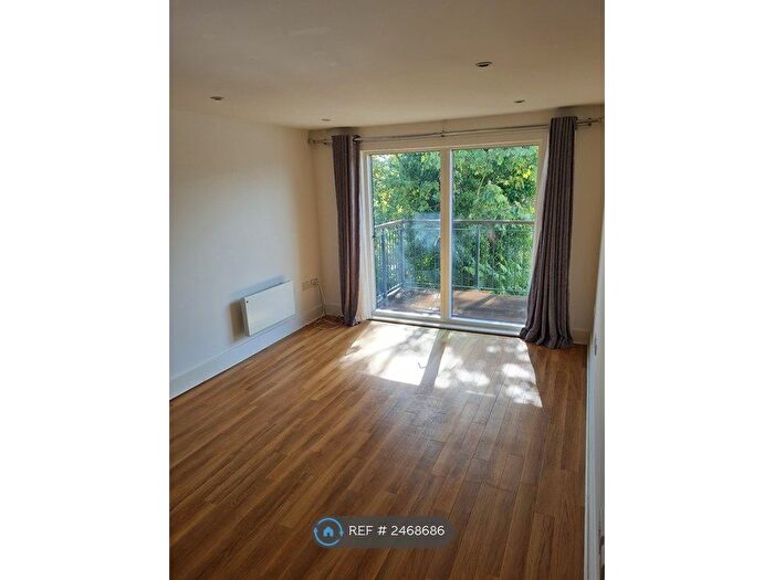 2 Bedroom Flat To Rent In Capitol Square, Epsom, KT17