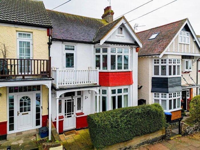 4 Bedroom Semi Detached House For Sale In Highcliff Drive, Leigh-On-Sea, SS9