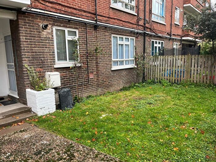 2 Bedroom Flat To Rent In Rawson Street, London, SW11