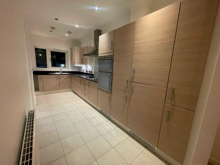 4 Bedroom Town House To Rent In Caraway Road, Birmingham, B5