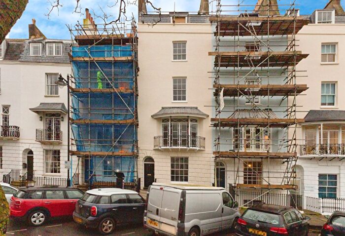 2 Bedroom Flat For Sale In Wellington Square, Hastings, TN34