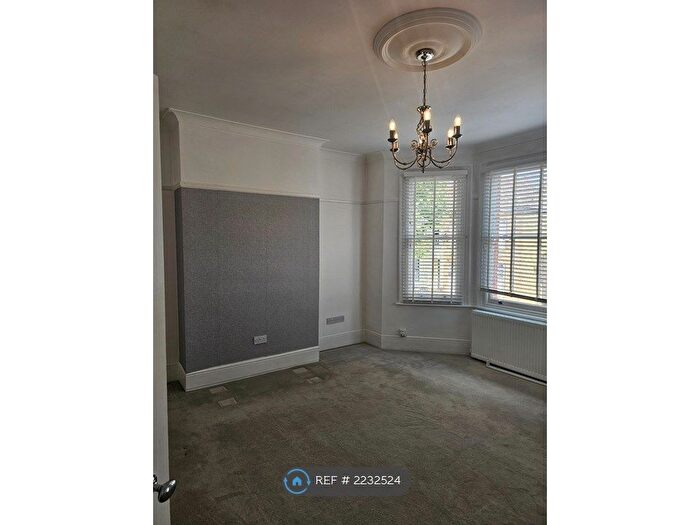2 Bedroom Flat To Rent In St. Helens Road, Westcliff-On-Sea, SS0