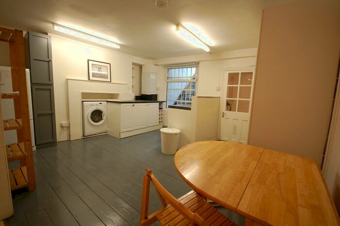 Studio To Rent In Chiswick High Road, London, W4