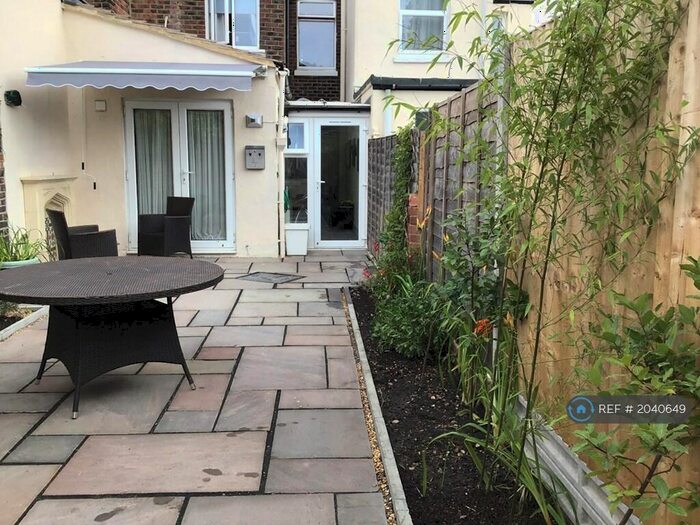 6 Bedroom Terraced House To Rent In Percy Road, Hampshire, PO12