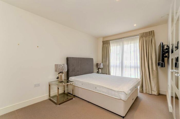 2 Bedroom Flat To Rent In Oakhill Road, East Putney, London, SW15