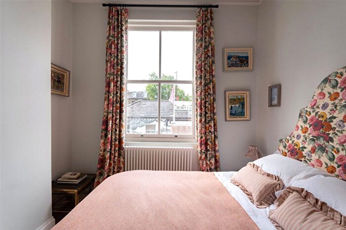 2 Bedroom Flat To Rent In Blenheim Crescent, Notting Hill, London, W11