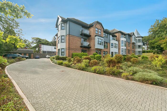 3 Bedroom Flat For Sale In Pwllycrochan Avenue, Colwyn Bay, LL29