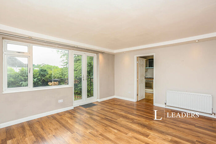2 Bedroom Flat To Rent In Coombe Dene, Bromley, BR2