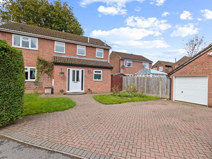 4 Bedroom Detached House For Sale In Nightingale Road, Petersfield, GU32