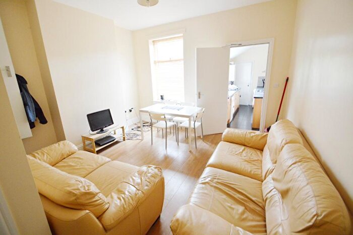 3 Bedroom Terraced House To Rent In City Road ( Bed), Dunkirk, Nottingham, NG7