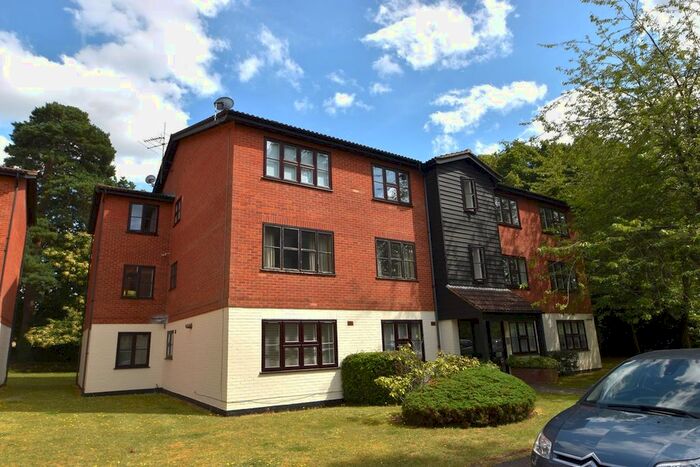 2 Bedroom Flat To Rent In St Georges Lodge, Queens Road, Weybridge, KT13