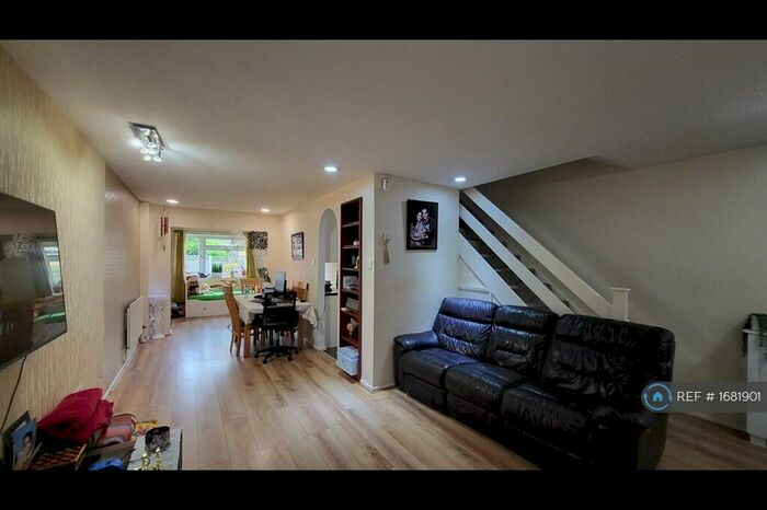 3 Bedroom End Of Terrace House To Rent In Poplar Way, Ilford, IG6