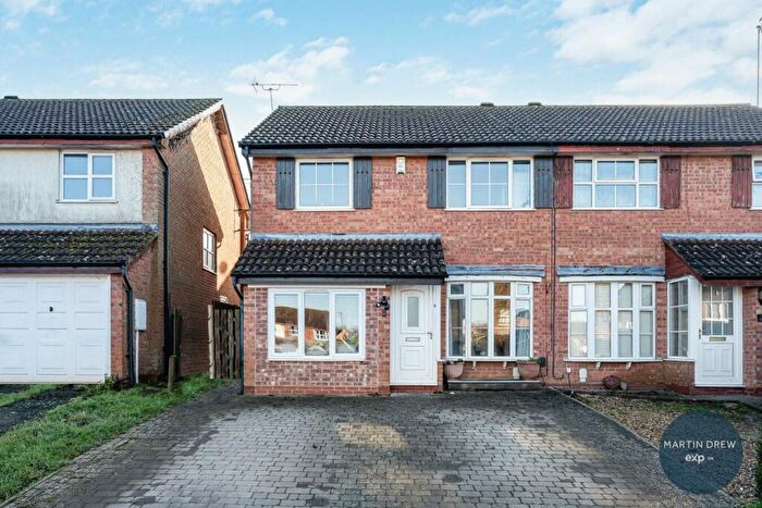 3 Bedroom Semi-Detached House For Sale In Wodhams Drive, Brackley, NN13