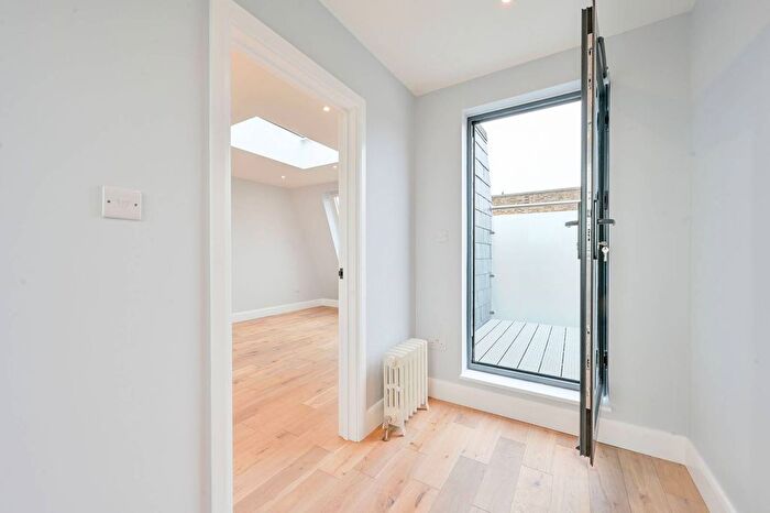 2 Bedroom Flat To Rent In Caxton Road, Shepherd's Bush, London, W12