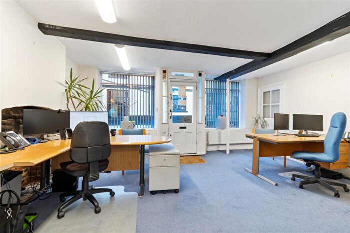 2 Bedroom Property For Sale In College Street, Petersfield, GU31