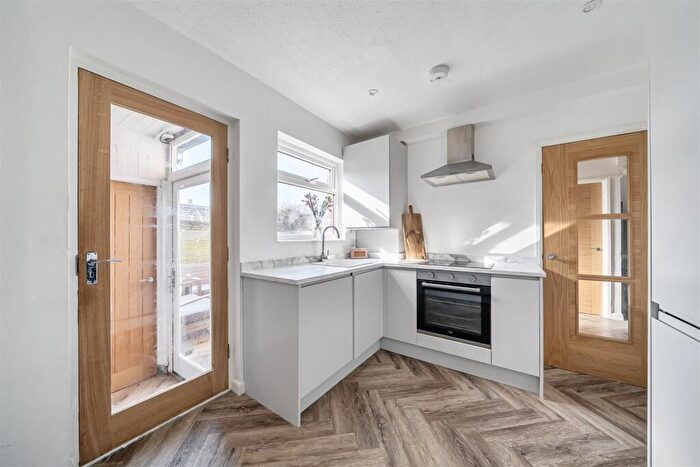 2 Bedroom Flat For Sale In Roundstone Crescent, East Preston, BN16