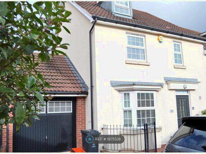 4 Bedroom Semi-Detached House To Rent In Beaney View, Swindon, SN2