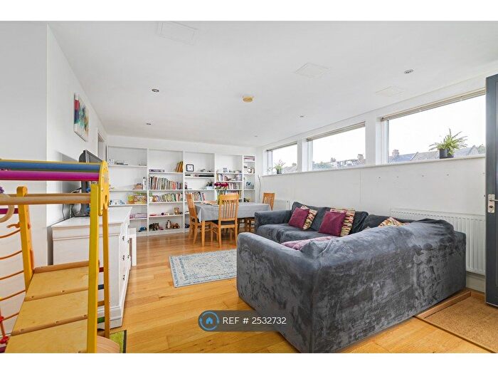 2 Bedroom Flat To Rent In Kilburn Lane, London, W10