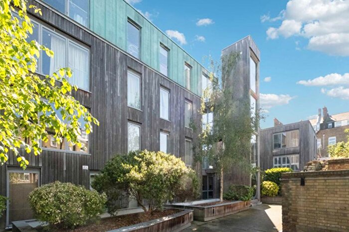 2 Bedroom Flat To Rent In Balham Grove, Balham, SW12