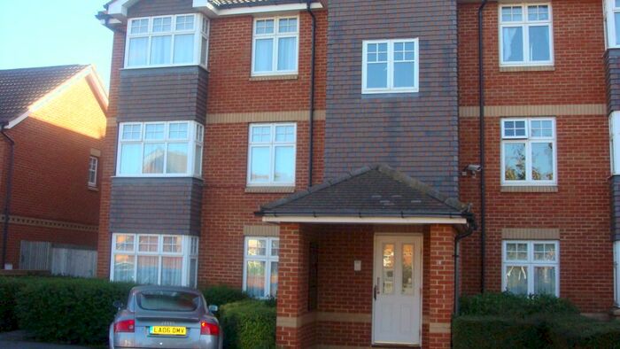 2 Bedroom Flat To Rent In Chamberlain Gardens, Hounslow, TW3