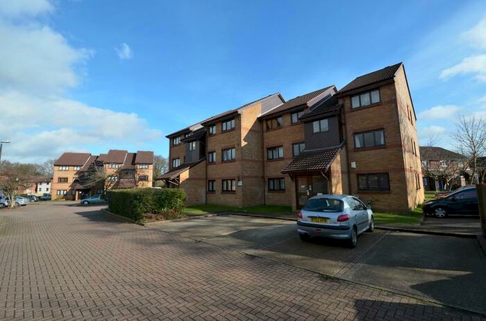 2 Bedroom Flat To Rent In Littlebrook Avenue, Burnham, SL2