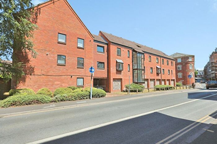 4 Bedroom Maisonette For Sale In Mulberry Close, Norwich, NR3